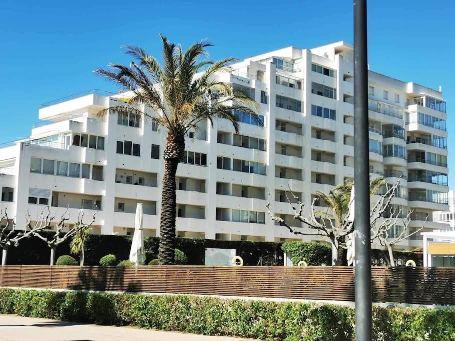 Spacieux Appartement Rose Front Mer Et Piscine Roses Exterior photo